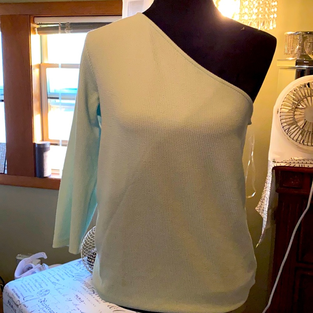 One shoulder top
